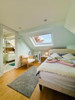 Large Double Room with Private Bathroom West Zone 3 Free Parking - London - 0