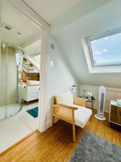 Large Double Room with Private Bathroom West Zone 3 Free Parking - London - 5