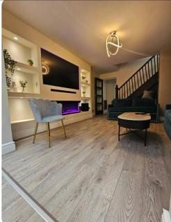 Entire 3 bedroom luxury house - Quiet & Central with free parking - - 4