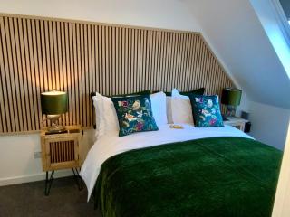 THE HIDEAWAY - LUXURY SELF CATERING COASTAL APARTMENT with PRIVATE ENTRANCE & KEY BOX ENTRY JUST A FEW MINUTES WALK TO THE BEACH, SOLENT WAY WALK, SHOPS and many EATERIES & BARS - FREE OFF ROAD PARKING,FULL KITCHEN, LOUNGE,BEDROOM , BATHROOM & WI-FI - Lymington - 7