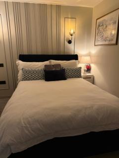 10 mins to Heathrow & 35 mins to LON Waterloo - 6