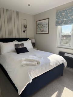 10 mins to Heathrow & 35 mins to LON Waterloo - 4