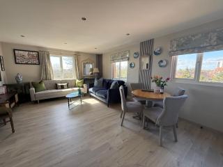 10 mins to Heathrow & 35 mins to LON Waterloo - 1