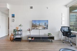 NEW Upscale Downtown San Diego Stay Queen Bed Pool & Sauna - 3