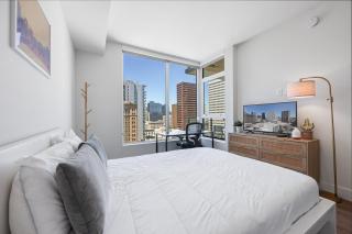 NEW Upscale Downtown San Diego Stay Queen Bed Pool & Sauna - 8
