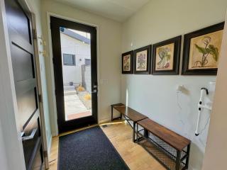 Entire Luxury Home I Sleeps 8 I 10min to Downtown - 1