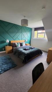 Modern Spacious Apartment Steps from City Centre - 7