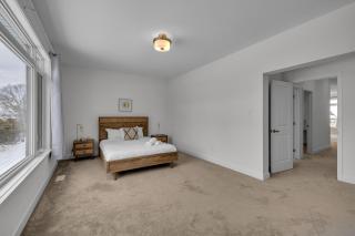 Modern 4BR Executive Home Near Airport and Downtown - 8