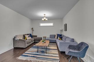 Executive 4BDRM Home with Loft and Bsmnt - Ottawa - 3