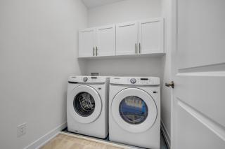 Modern 4BR Executive Home Near Airport and Downtown - 3