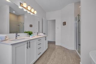 Modern 4BR Executive Home Near Airport and Downtown - 2