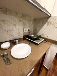 Cosy Ebony Suite Near Metro - Gurgaon - 7
