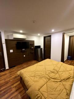 Cosy Ebony Suite Near Metro - Gurgaon - 1