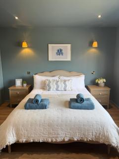 Newly Renovated Spacious 2 Bedroom Flat with Courtyard Garden - Sleeps up to 6! - Broadstairs - 0