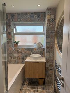 Newly Renovated Spacious 2 Bedroom Flat with Courtyard Garden - Sleeps up to 6! - 1