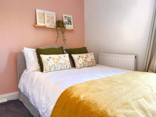 #55 Spacious 2BR 2BA Home for 6 Near Hospital Liverpool Stay - 1