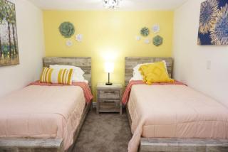 10 beds! Large home Groups multiple families - 4