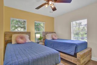 10 beds! Large home Groups multiple families - 2