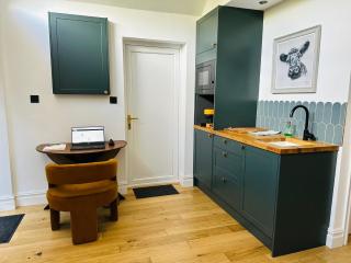 NEW Ye-Nyasha Stylish Retreat Hideaway - Bentley - 5