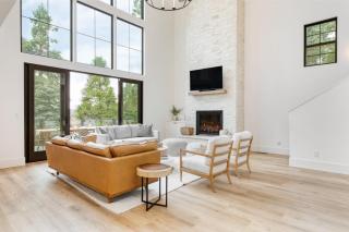 Luxury Retreat 5mins to the Lake Game Room Fire Pit Howlite by AvantStay - 4