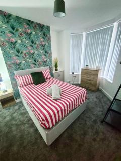 #49 Luxury 4-Bedroom House with Modern Comforts - 0