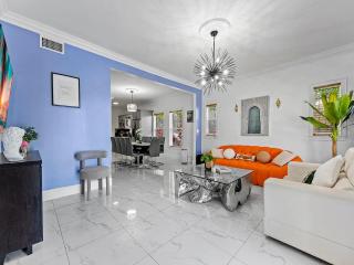 Villa Ciao Bella Sleeps 25 Pool Hot Tub - Miami - 1