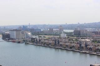 Spacious Excel London Apartment with Balcony, River View and Parking Sleeps 8 - London - 4