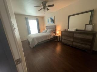 Charming 3-Bedroom Retreat in Prime Neighborhood - Brownsville - 3