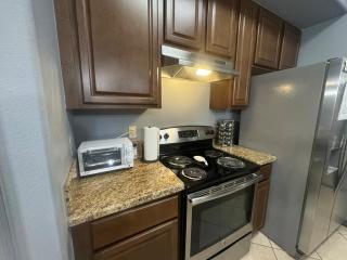 Charming 3-Bedroom Retreat in Prime Neighborhood - 1