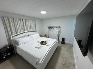 Creative Urban Escape 2BR with King Suite in Walkable Downtown Orlando - 6