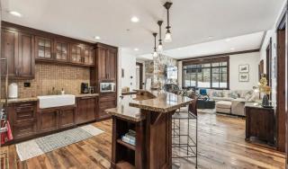 Charming Ski In Sk Out Condo with Modern Amenitie - 7