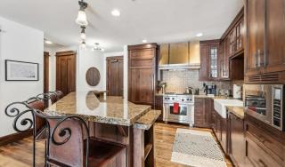 Charming Ski In Sk Out Condo with Modern Amenitie - 6