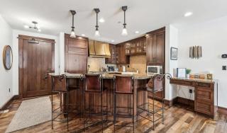 Charming Ski In Sk Out Condo with Modern Amenitie - 4