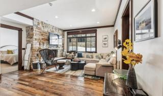 Charming Ski In Sk Out Condo with Modern Amenitie - 1