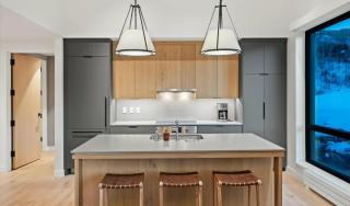 Bright Penthouse with Stunning Mountain Views - 4