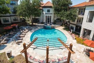 Boulevard Stays 1BR King Suite Pool Gym & Parking 01 - 9