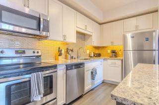 Boulevard Stays 1BR King Suite Pool Gym & Parking 01 - 1
