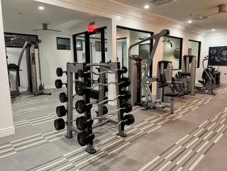 Boulevard Stays Spacious 1BR King Suite Pool Gym Access & Free Parking - 5