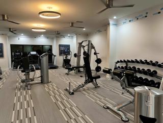 Boulevard Stays Spacious 1BR King Suite Pool Gym Access & Free Parking - 2