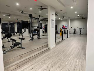 Boulevard Stays Spacious 1BR King Suite Pool Gym Access & Free Parking - 1