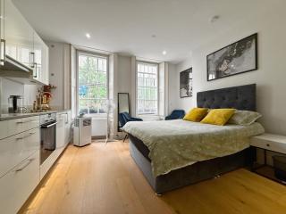Designer Posh Soho Studio Large Windows next to Regent St & May fair - London - 2