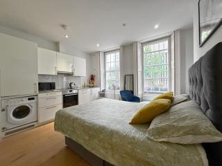 Designer Posh Soho Studio Large Windows next to Regent St & May fair - London - 1