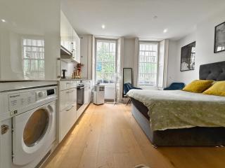Designer Posh Soho Studio Large Windows next to Regent St & May fair - London - 3