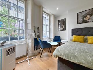 Designer Posh Soho Studio Large Windows next to Regent St & May fair - London - 4