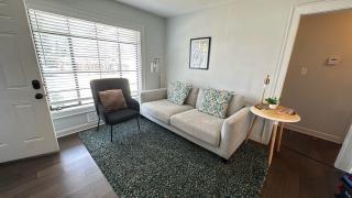 Stylish 2BR 1 Mile From Downtown And The Aquarium - 8