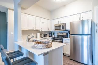 Boulevard Stays Tranquil 1BR King Suite Pool Parking & Gym 01 - Austin - 4