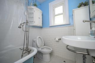 Bright and Quiet Bedroom near Subway, Koreatown and UofT - 1