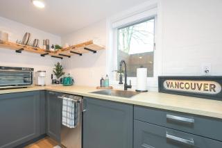 Bright & Modern Basement Apartment Dt N'hood - Vancouver - 5