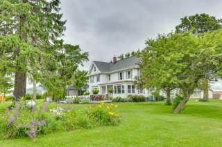 Group Getaway Luxe Farmhouse in Mt Horeb! - 8