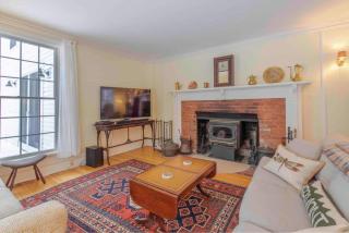 Picture Postcard Mansion In Manchester Village - 2